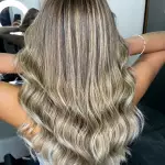 Foto di donna con capelli lunghi biondo chiaro cenere