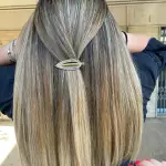 Foto di donna con capelli lunghi biondo chiaro cenere