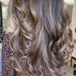 Foto di donna con capelli lunghi biondo chiaro cenere