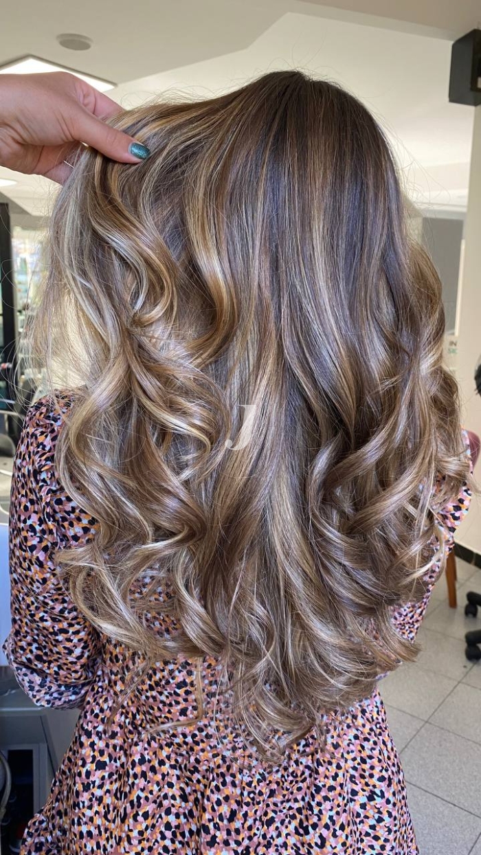 Foto di donna con capelli lunghi biondo chiaro cenere