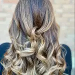 Foto di donna con capelli lunghi biondo chiaro cenere