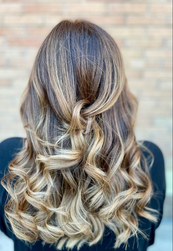 Foto di donna con capelli lunghi biondo chiaro cenere