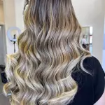 Foto di donna con capelli lunghi biondo chiaro cenere