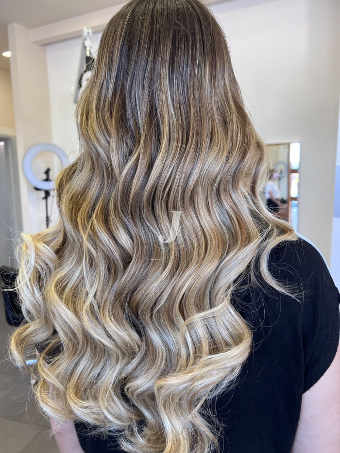 Foto di donna con capelli lunghi biondo chiaro cenere