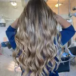 Foto di donna con capelli lunghi biondo chiaro cenere