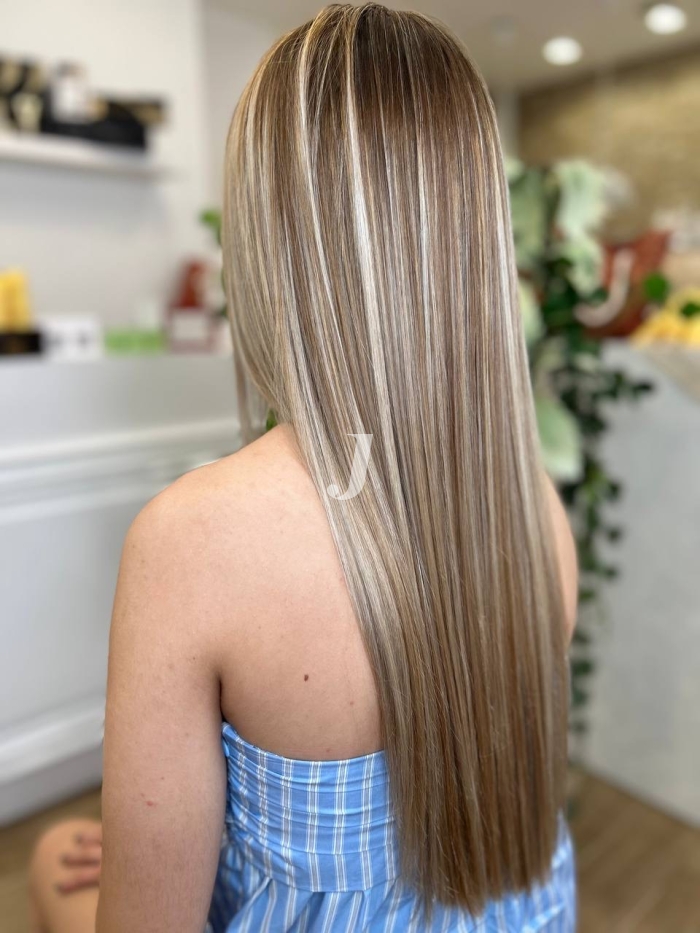 Foto di donna con capelli lunghi biondo chiaro cenere