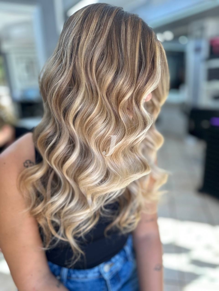 Foto di donna con capelli lunghi biondo chiaro cenere