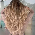 Foto di donna con capelli lunghi biondo chiaro perla