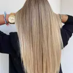 Foto di donna con capelli lunghi biondo chiaro perla