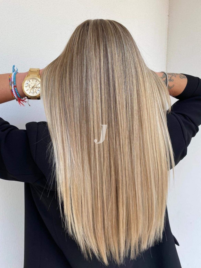 Foto di donna con capelli lunghi biondo chiaro perla