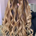 Foto di donna con capelli lunghi biondo chiaro perla