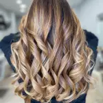 Foto di donna con capelli lunghi biondo chiaro perla