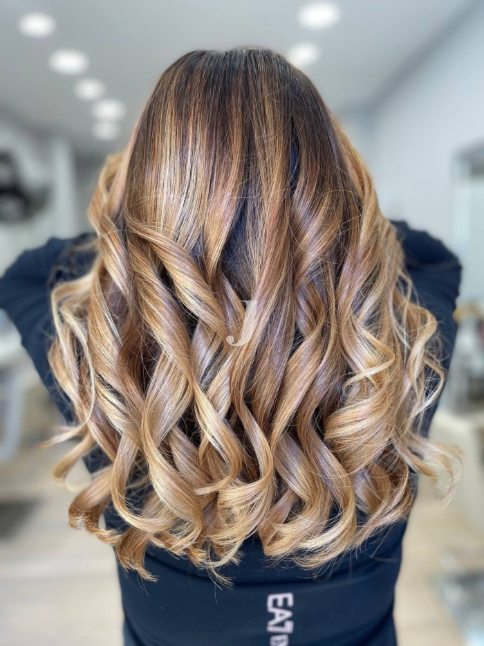 Foto di donna con capelli lunghi biondo chiaro perla