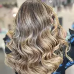 Foto di donna con capelli lunghi biondo chiaro perla