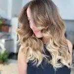 Foto di donna con capelli lunghi biondo chiaro perla