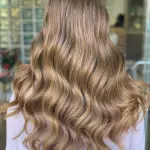 Foto di donna con capelli lunghi biondo chiaro perla