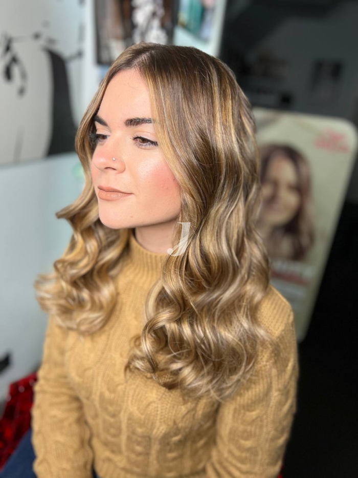 Foto di donna con capelli lunghi biondo chiaro perla