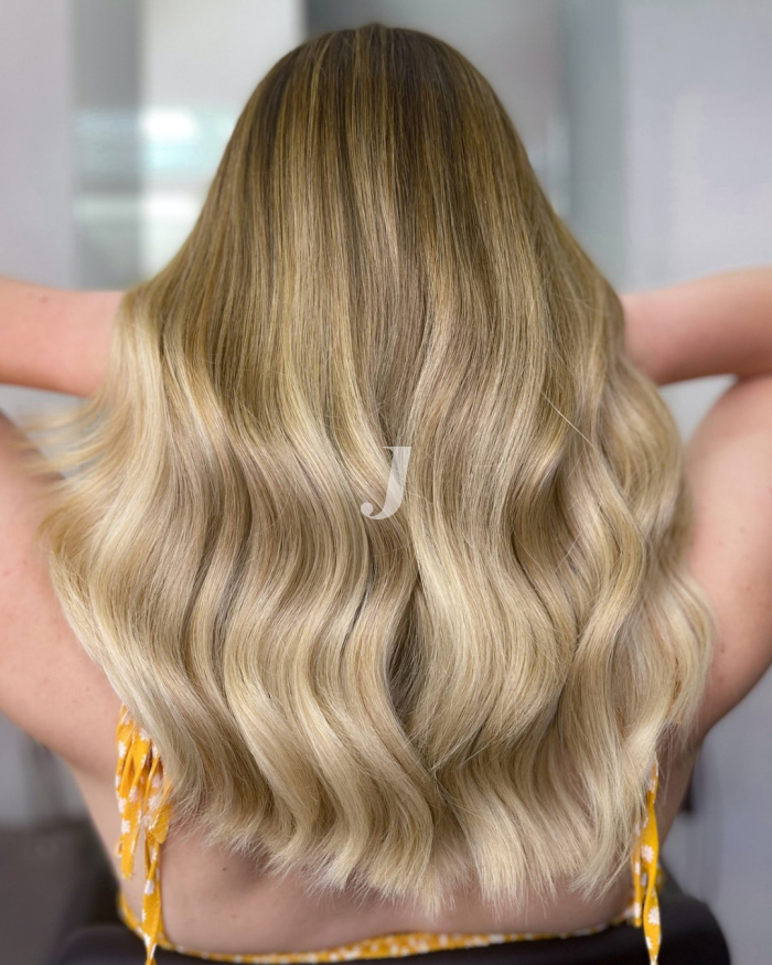 Foto di donna con capelli lunghi biondo chiaro perla