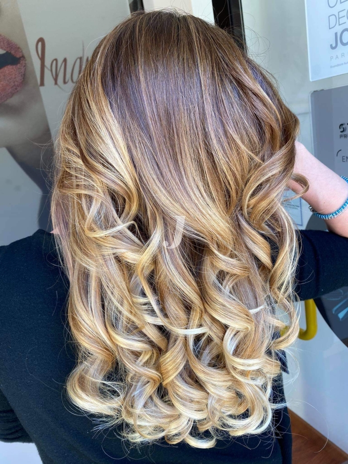 Foto di donna con capelli lunghi biondo chiaro perla