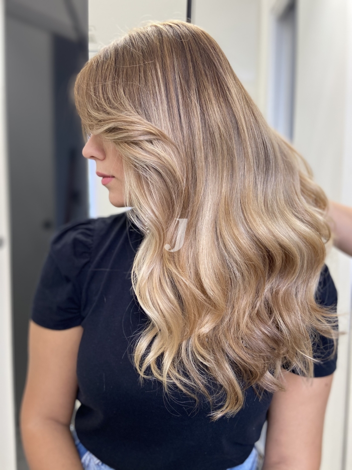 Foto di donna con capelli lunghi biondo chiaro perla