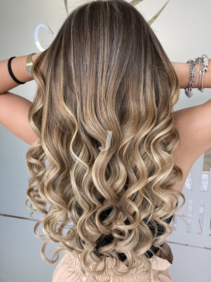 Foto di donna con capelli lunghi biondo chiaro perla