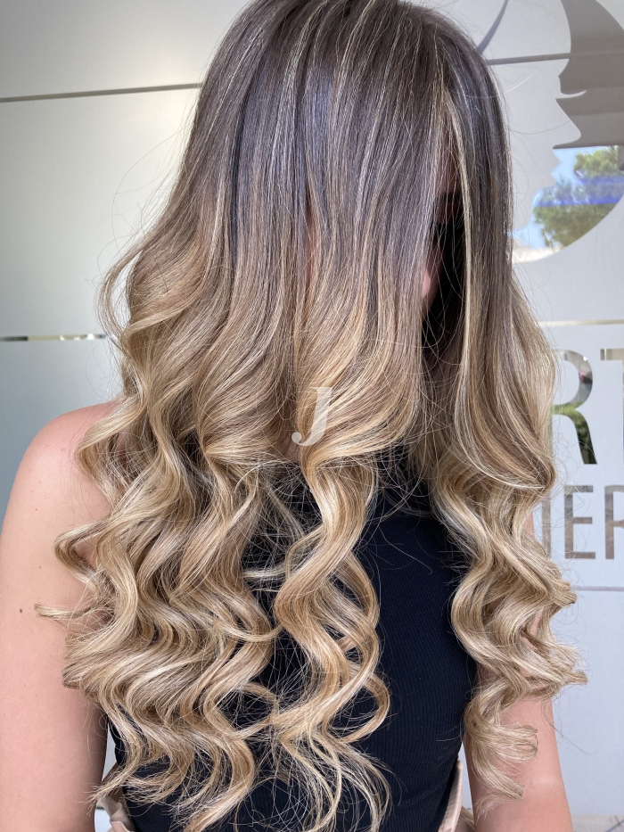 Foto di donna con capelli lunghi biondo chiaro perla