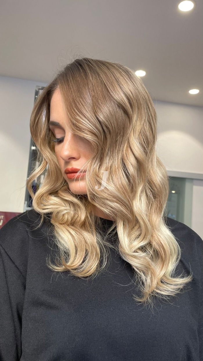 Foto di donna con capelli lunghi biondo chiaro perla