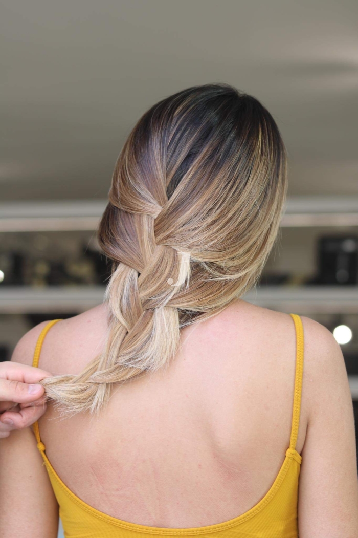 Foto di donna con capelli lunghi biondo chiaro perla