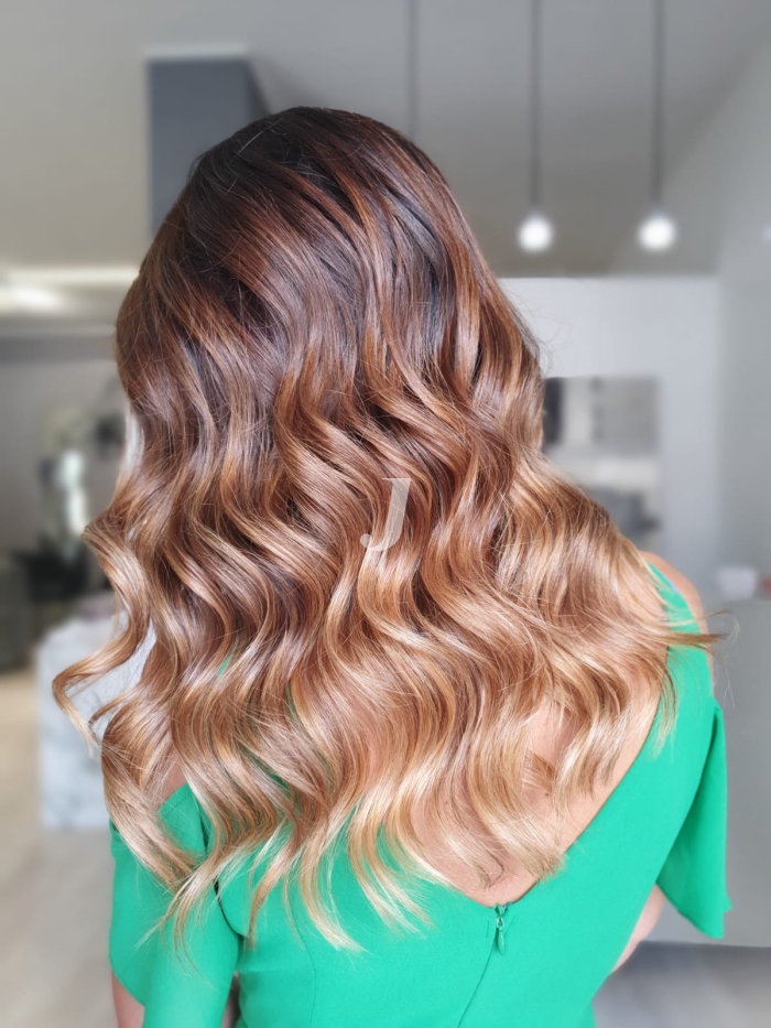 Foto di donna con capelli lunghi biondo chiaro perla