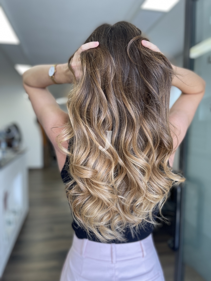 Foto di donna con capelli lunghi biondo chiaro perla