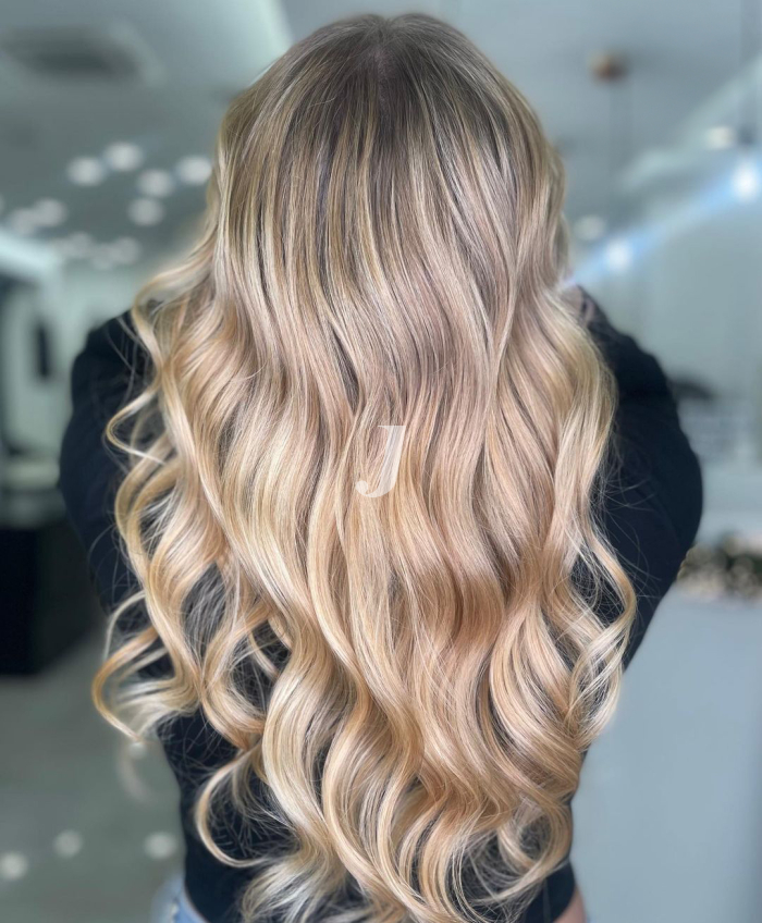 Foto di donna con capelli lunghi biondo chiaro perla