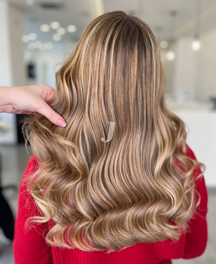 Foto di donna con capelli lunghi biondo chiaro perla
