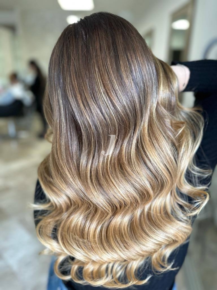 Foto di donna con capelli lunghi biondo chiaro perla