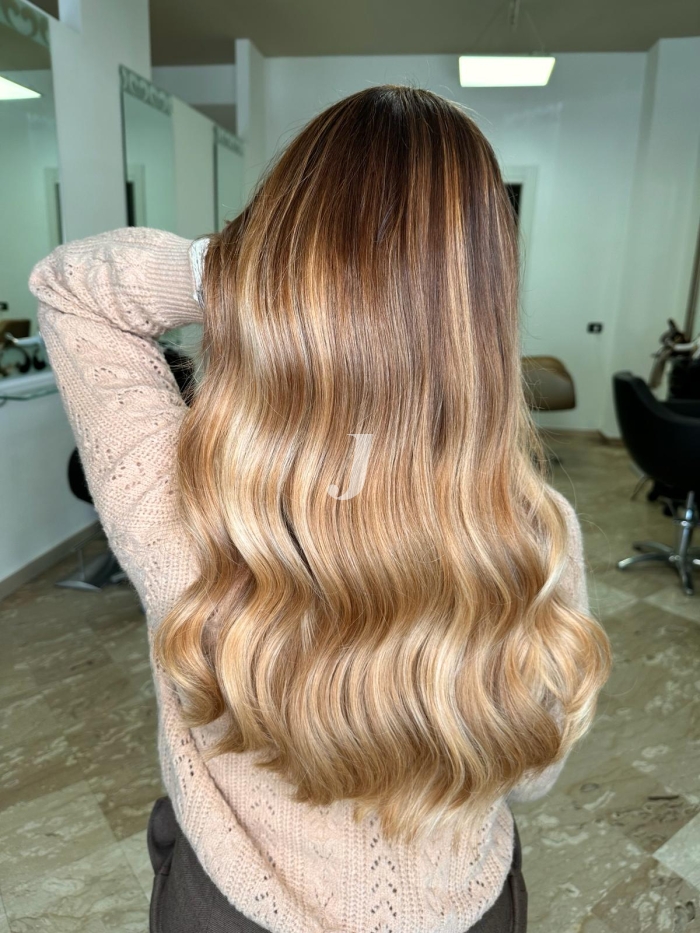 Foto di donna con capelli lunghi biondo chiaro perla