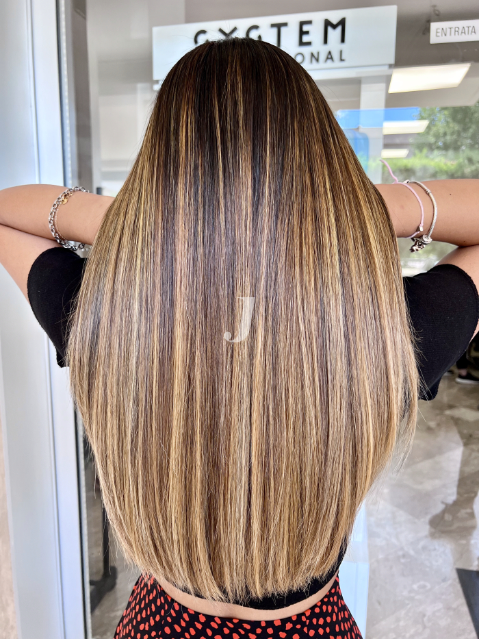 Foto di donna con capelli lunghi biondo chiaro perla