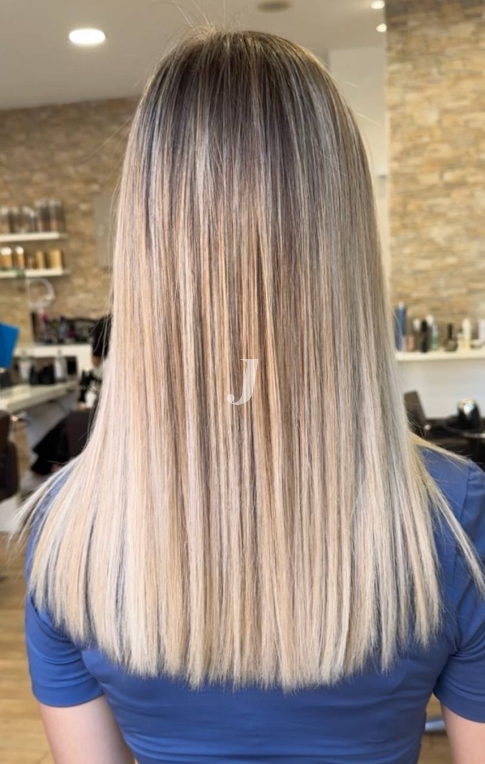 Foto di donna con capelli lunghi biondo chiaro perla