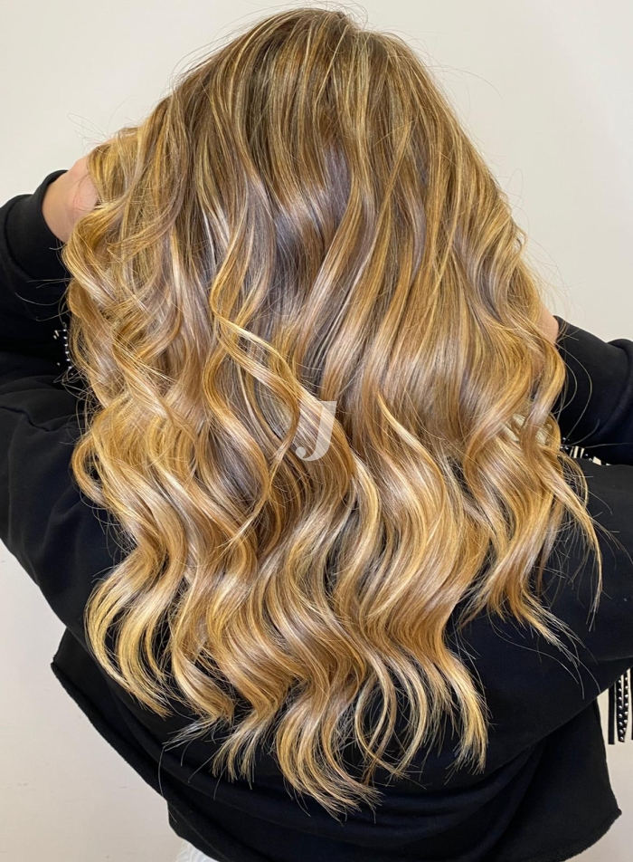 Foto di donna con capelli lunghi biondo chiaro dorato