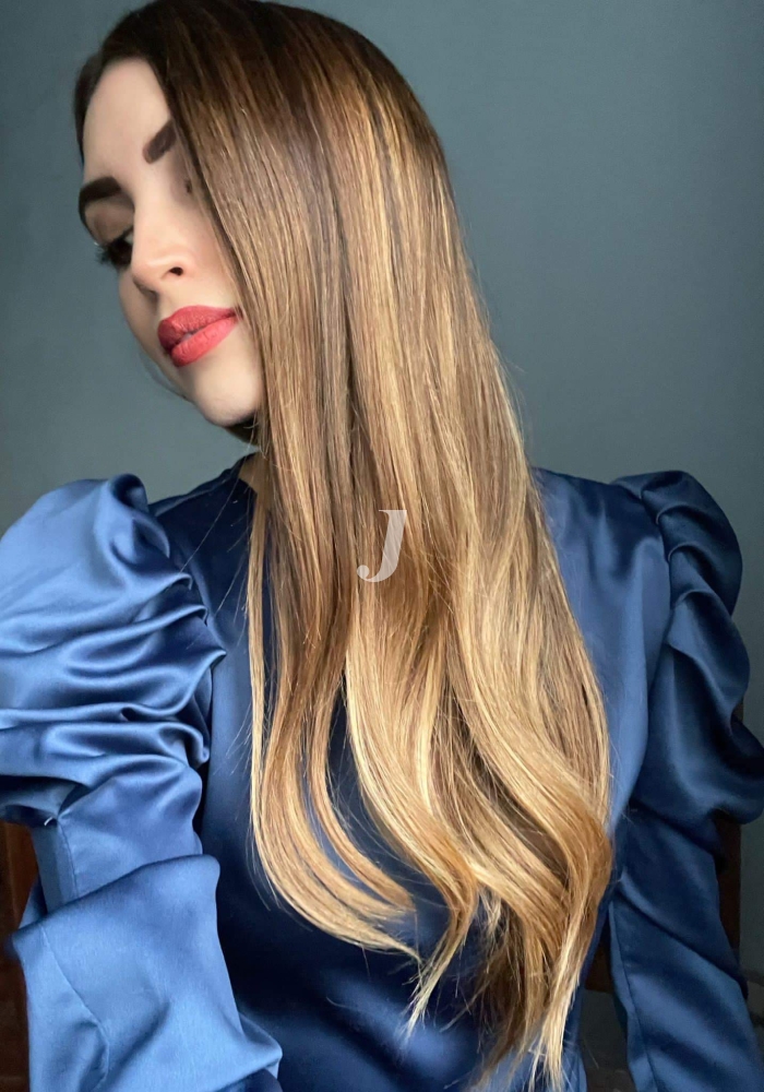 Foto di donna con capelli lunghi biondo chiaro dorato