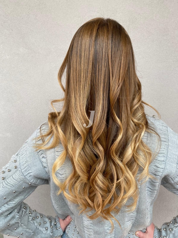 Foto di donna con capelli lunghi biondo chiaro dorato