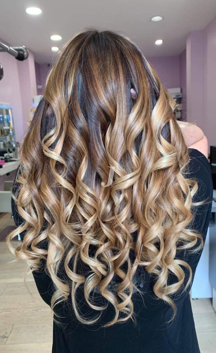 Foto di donna con capelli lunghi biondo chiaro dorato