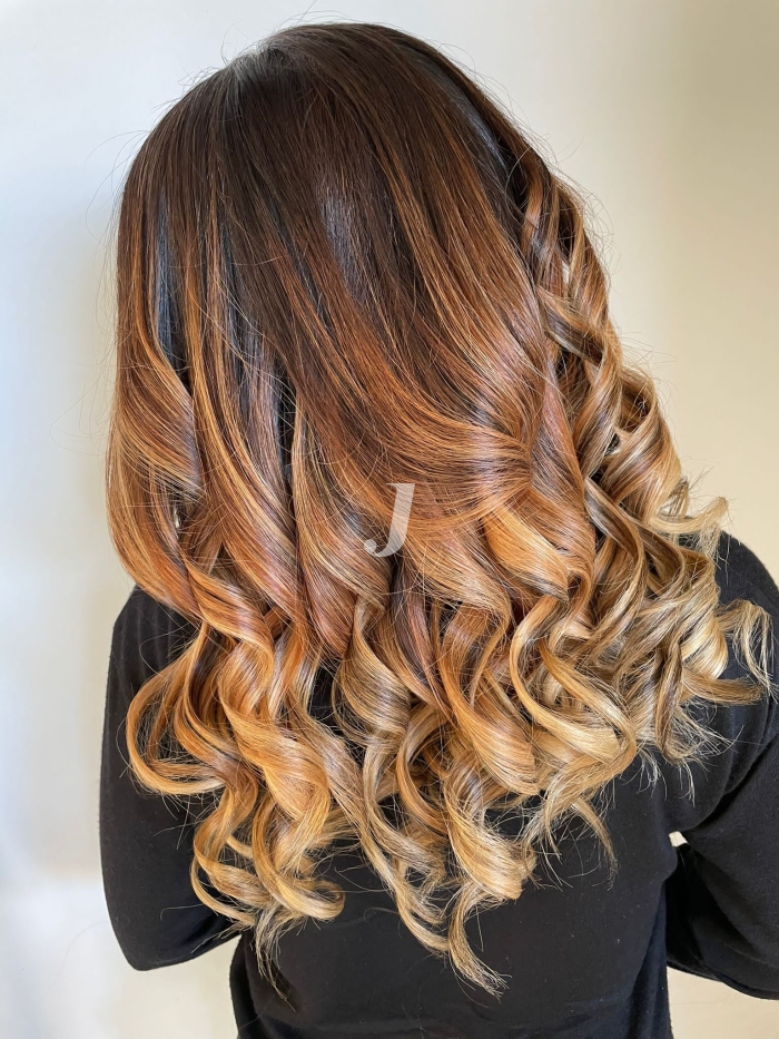 Foto di donna con capelli lunghi biondo chiaro dorato