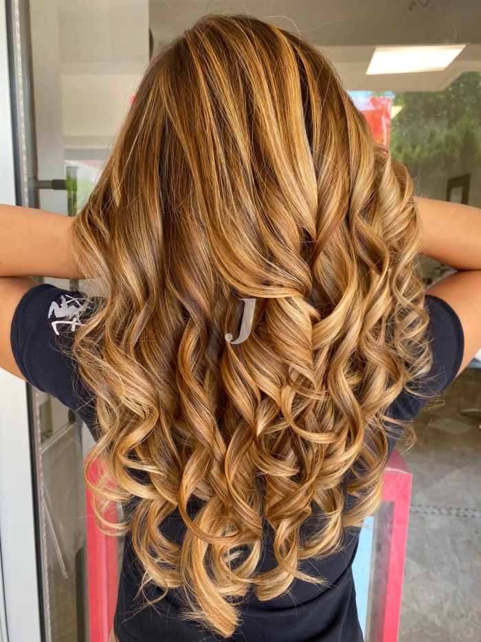 Foto di donna con capelli lunghi biondo chiaro dorato