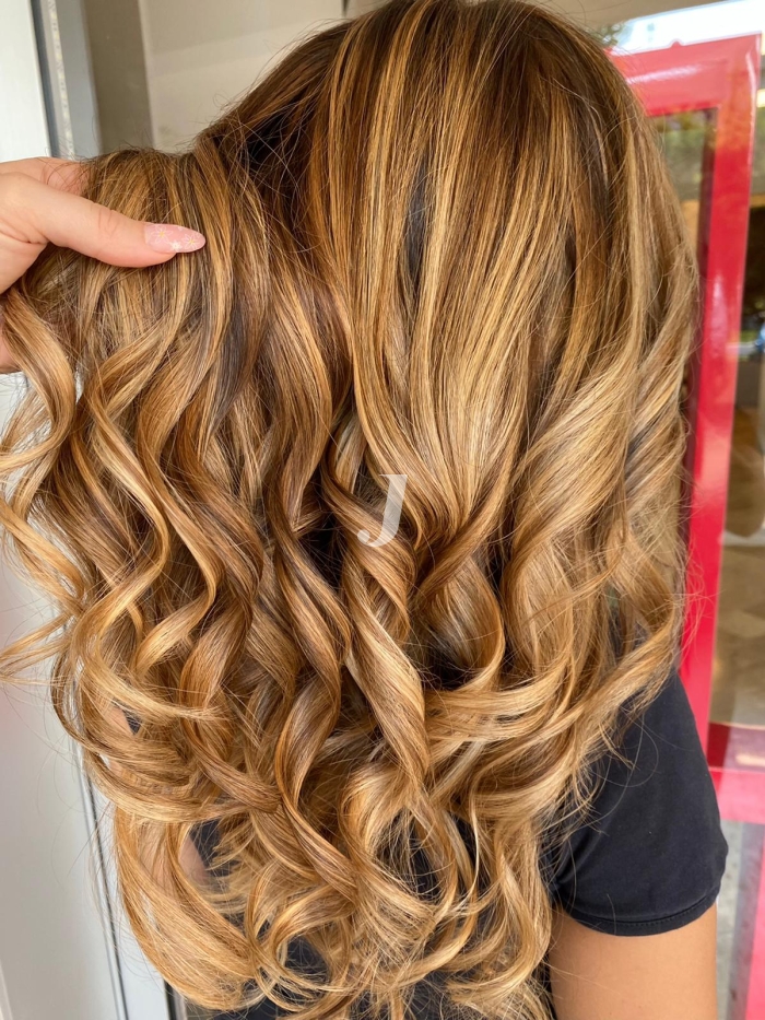 Foto di donna con capelli lunghi biondo chiaro dorato