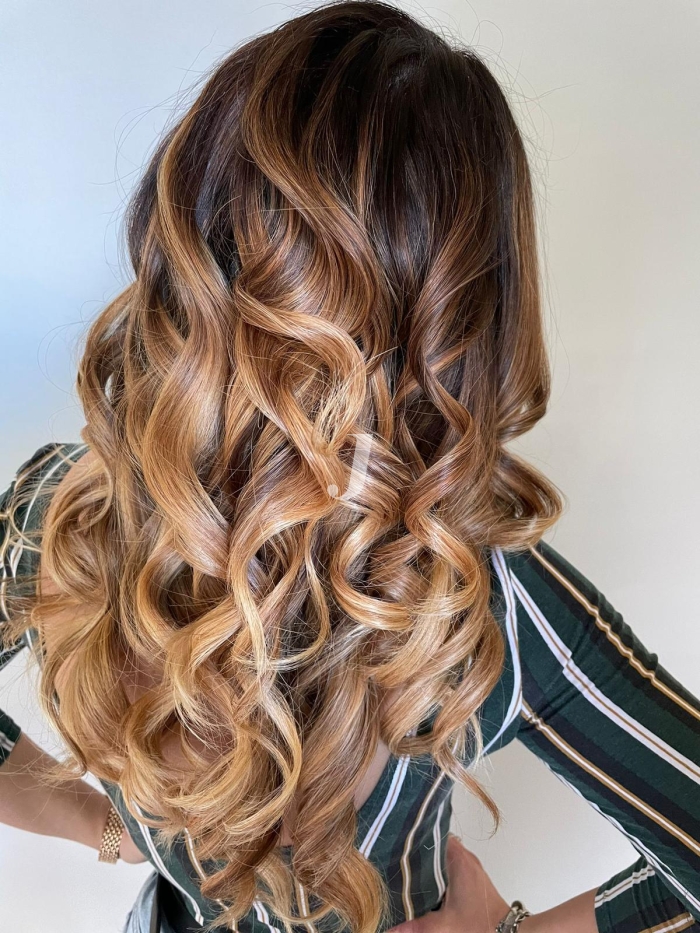 Foto di donna con capelli lunghi biondo chiaro dorato
