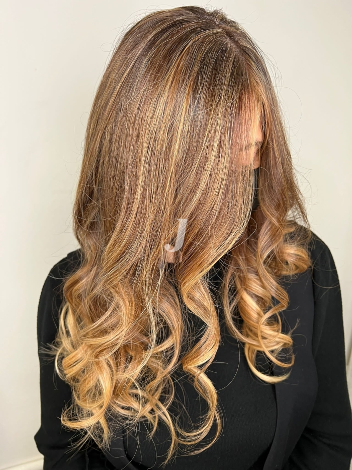 Foto di donna con capelli lunghi biondo chiaro dorato