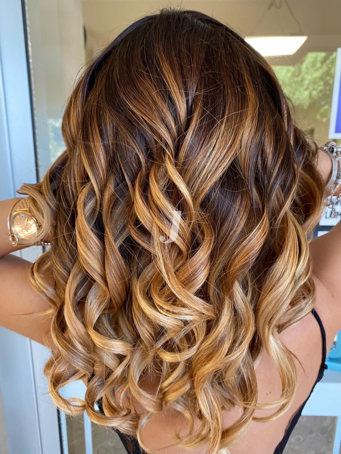 Foto di donna con capelli lunghi biondo chiaro dorato