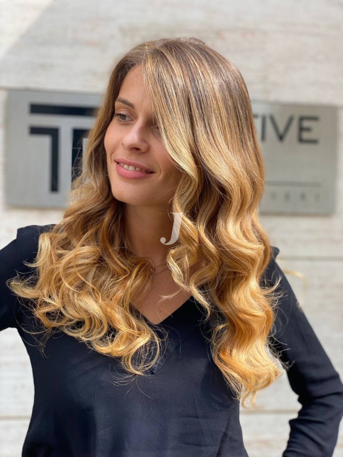 Foto di donna con capelli lunghi biondo chiaro dorato