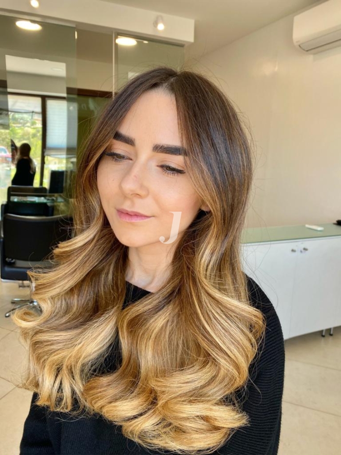 Foto di donna con capelli lunghi biondo chiaro dorato