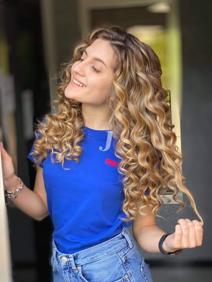 Foto di donna con capelli lunghi biondo chiaro dorato