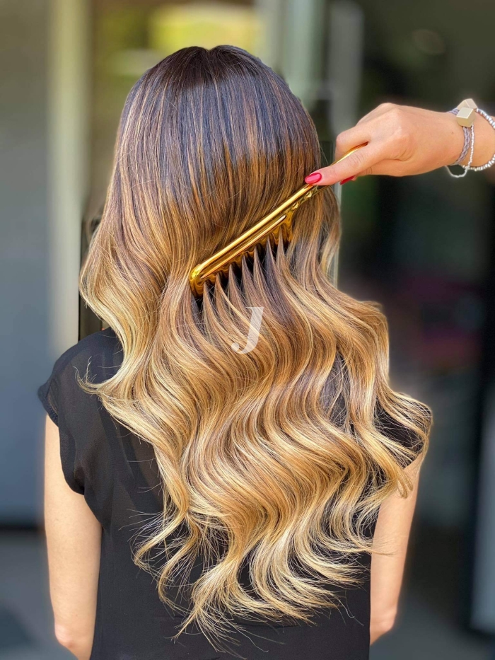 Foto di donna con capelli lunghi biondo chiaro dorato